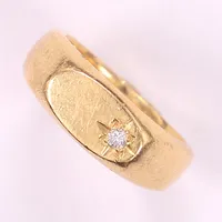 Ring med diamant ca 0,05ct, stl 18, bredd 4,5-7,5mm, gravyr, 18K Vikt: 12 g