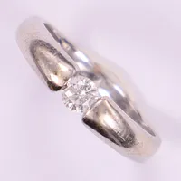 Ring med diamant tot 0,18ct TCR/P, stl 16¼, bredd 2-4mm, 18K Vikt: 2,7 g