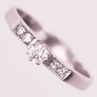  Ring med diamant ca 1x0,13ct samt 4 diamanter totalt 0,10ct 8/8-slipning, enligt gravyr, Ge-Kå Rolf Kaplan Ab 1975, stl: 19 ¼, 18K Vikt: 4 g
