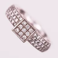 Ring med briljantslipade diamanter totalt ca 0,50ct, stl: 16¼, 14K vitguld Vikt: 6 g