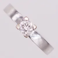 Ring vitguld, diamant, ca 0,35ct W(H)Si, stl 16½, omrodinering, 18K Vikt: 5,9 g