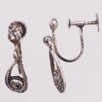 Ett par örhängen, pyriter, skruvfattning, 21mm, importstämpel, 830/1000 silver Vikt: 2 g