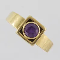 Ring med lila syntetisk safir, stl 17¾mm, bredd 2,3-8mm, Alton Guldvaru Ab Falköping 1969, 18k Vikt: 3,8 g