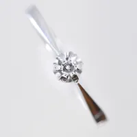 Ring med diamant 0,02ct enligt gravyr, stl 18¼, bredd 1 mm, vitguld, 18K. Vikt: 1,5 g