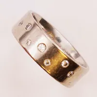 Ring, diamanter 0,11ctv enligt gravyr, Ø16, bredd:6mm, gravyr, 18K 6,1g.