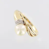 Ring, Ø18, bredd 1,5-9mm, pärla Ø7mm, diamanter 2xca 0,005ct, 18K  Vikt: 3,5 g