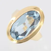 Ring med oval blå syntetisk spinell, stl:15½, bredd 2-20mm, tillverkad av GESON, år 1985, 18K guld Vikt: 5,4 g
