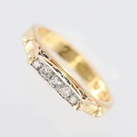 Ring, Ø18, bredd 3mm, diamanter 3xca0,03ct, 2xca0,01ct, gravyr, 1924, 20K Vikt: 5,5 g