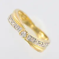 Ring, 15¾, bredd 2-4mm, diamanter 1xca0,03ct, 14xca 0,005ct, lite skev, gravyr,18K  Vikt: 3,8 g