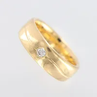 Ring, Ø15½, bredd 5mm, diamant 1xca0,07ct, gravyr, 18K Vikt: 7,3 g