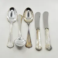 3 dessertskedar, modell Herrgård, Mema, längd 16cm, 2 smörknivar med stålblad, längd 17 cm, 830/1000 Silver. Vikt: 186 g