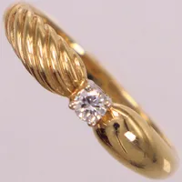 Ring med diamant ca 0,10ct, stl 18¾, bredd 2,5-4,5mm. 14K  Vikt: 3,3 g