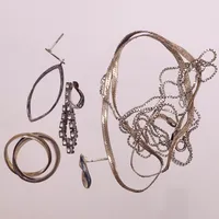 2 Kedjor, 3 udda örhängen, ring, skadat, defekt. 830-925/1000 silver  Vikt: 26,6 g