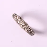 Ring med diamanter totalt ca 1,09ct, stl 18,¼, bredd 4-4,5mm, vitguld, en diamant saknas, 18K  Vikt: 7,7 g