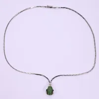 Halscollier med grön sten och diamanter ca tot 0,15ct, 43,5cm, bredd 1-30mm, vitguld, 18K bruttovikt 15 g Vikt: 15 g