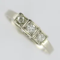 Ring vitguld med 3 diamanter ca 1x0,10ct och 2x0,05ct, stl 18,5, bredd ovandel 4,5 mm, 18K 4,9g Vikt: 4,9 g