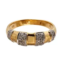Ring, 18K guld, Diamanter 30 x 0,005ct, Guldfynd (GHA), Ø18,0 mm, bredd 3 - 5,5 mm, fint skick Vikt: 3,8 g