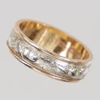 Ring, dekor i relief vitguld, stl 18¾, bredd 6,15mm, gravyr, gulguld 18K Vikt: 6,8 g