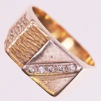 Ring med diamanter ca 5x0,02ct, otydliga stämplar år 1987, sprickor i skena, stl: 20 ¾, 18K Vikt: 17,7 g