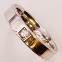 Ring, diamant 0,09ct enligt gravyr, Ø16¾, bredd:4mm, gravyr, Guldsmed Kalling AB, vitguld 18K 6,4g.