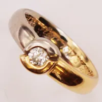Ring, briljantslipad diamant 0,22ct enligt gravyr, kvalitet TW/VS, Ø16¾, bredd:7mm, Rolf Guldsmed AB, gravyr, röd/vitguld 18K 6,6g.