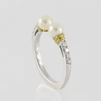Ring med pärlor 2st Ø ca 5mm och diamanter ca 8x0,02ct, stl 17mm, bredd 1,7mm, 14k vitguld Vikt: 2,9 g