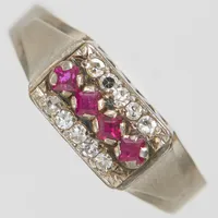 Ring med 4 rubiner, en sten skadad samt diamanter 10xca 0,01ct, Ø19½, bredd: 3,6-7mm, vitguld, 18K Vikt: 6,2 g