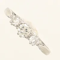 Ring, diamanter 1xca0,18ct 2xca0,05ct, vitguld, stl 15¼, bredd 2-4mm, 18K Vikt: 1,8 g