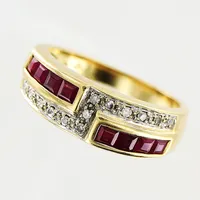 Ring, diamanter 13 x ca 0,005ct, rubiner, stl 15¾, bredd 2,5-6mm, 18K. - Finns för visning på Pantbanken Amiralsgatan  Vikt: 4,3 g