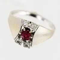 Ring, diamanter 4 x ca 0,02ct, rubin, stl 17¼, bredd 1,5-9,5mm, vitguld, 18K. Vikt: 3,6 g