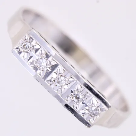 Ring med 5 diamanter ca 0,035ctv, stl 16¾, bredd 3,9mm, vitguld, 18K Vikt: 1,8 g
