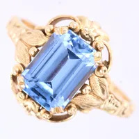 Ring med blå sten, stl 18, bredd 1,2 - 15mm, viss slitage på facettkanter, 18K Vikt: 4,5 g
