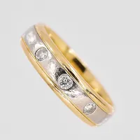 Ring, diamanter 0,15ctv enligt gravyr, stl 17, bredd 5mm, vit/gulguld, repig skena, 18K Vikt: 5,3 g