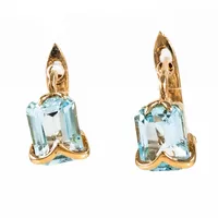 Örhängen i 14K guld med ljusblå stenar. De är 8,7 x 7,4 mm och väger 3,8g. Snäpplås. Stämplade 585. 