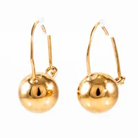 Krokörhängen i 18K guld med c:a 8 mm´s kulor. De är totalt c:a 16,5 mm långa och väger 1,0g. Liten ojämnhet på sidan av ena örhänget. Oläslig tillverkarstämpel & 750.