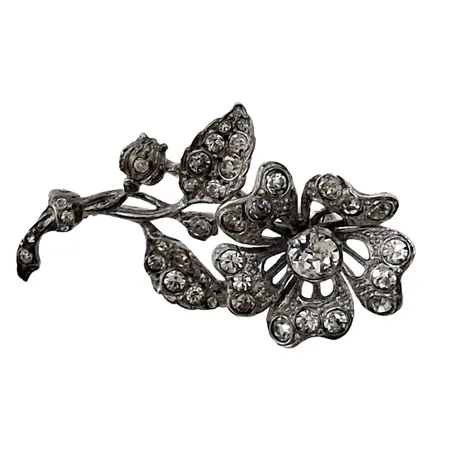 Vintage Brosch "Blombukett", silver, vita stenar, längd 40 mm, höjd 25 mm, samtliga stenar i behåll och utan anmärkning, svensk kontroll/importstämpel, fint skick Vikt: 6,7 g