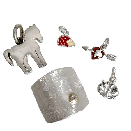 Hängen/Berlocker, silver, 5 stycken, emalj/vit sten, varierande mått, hänge häst, längd inkl. ögla 20,5 mm, bredd 17,5 mm, tjocklek 4,5 mm, tillverkare bl.a. SFB, fint skick Vikt: 10,2 g