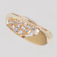Ring, diamanter 12st totalt 0,17ctv enligt gravyr, stl 16¾, bredd 6,4mm, GD & Co år 1979, 18K  Vikt: 5 g