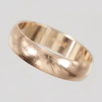 Ring, stl 18½, bredd ca 5mm, gravyr, 18K  Vikt: 4 g