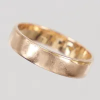 Ring, stl 17¾, bredd 4,6mm, gravyr, 18K  Vikt: 3,5 g