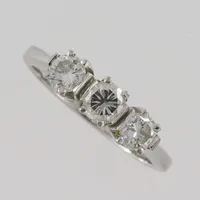 Ring med diamanter ca 1x0,35ct och ca 2x0,25ct, stl 17mm, bredd skena 2,1mm, 14k vitguld Vikt: 4 g