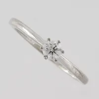 Ring med diamant 0,30ct wsi enligt inskription, stl 18½mm, bredd 1,8mm, Guldfynd, 18k vitguld Vikt: 3,7 g