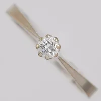 Ring, briljantslipad diamant 0,14ct TW/IF enligt gravyr, Ø18, bredd:1,5-4mm, Kaplans, Stockholm 1981, vitguld, 18K. Vikt: 2,7 g