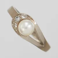 Ring med pärla och diamanter 3 x c.a 0,01ct, Ø17¼, bredd: 2,5mm, vitguld, 18K Vikt: 3,6 g