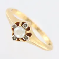 Ring, stl 17½, bredd 1-7mm, med pärla och 4st små diamanter, gravyr, 18K Vikt: 3,1 g