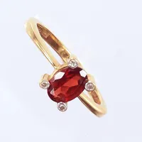 Ring med röd sten, 4 diamanter ca 0,02ctv, stl 17½, bredd 2,1 - 7,4mm, 18K Vikt: 2,7 g
