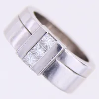 Ring med prinsesslipade diamanter 3xca0,16ct, Ø17, bredd:8,2mm, mindre repor, gravyr, Palladium 950/1000 Vikt: 12,4 g