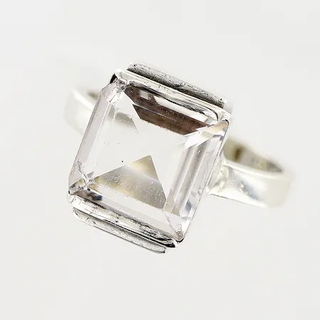 Ring med bergskristall, signaturstämplad Wiwen Nilsson, AN, Q8/år 1942 Lund, stl 17½, bergskristallens mått ca 9x10mm, två hörnnagg, smärre slitage/repor på sten, silver 925/1000. Vikt: 5,4 g