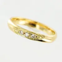 Ring, diamanter 3 x ca 0,01ct 8/8-slipade, stl 16, bredd 3mm, 18K. - Finns för visning på Pantbanken Amiralsgatan Vikt: 2,5 g
