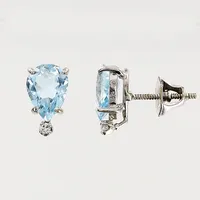 Ett par örhängen, diamanter ca 0,02ct, troligen akvamarin, 11x7mm, vitguld, gängade stift, 18K. Vikt: 2,9 g